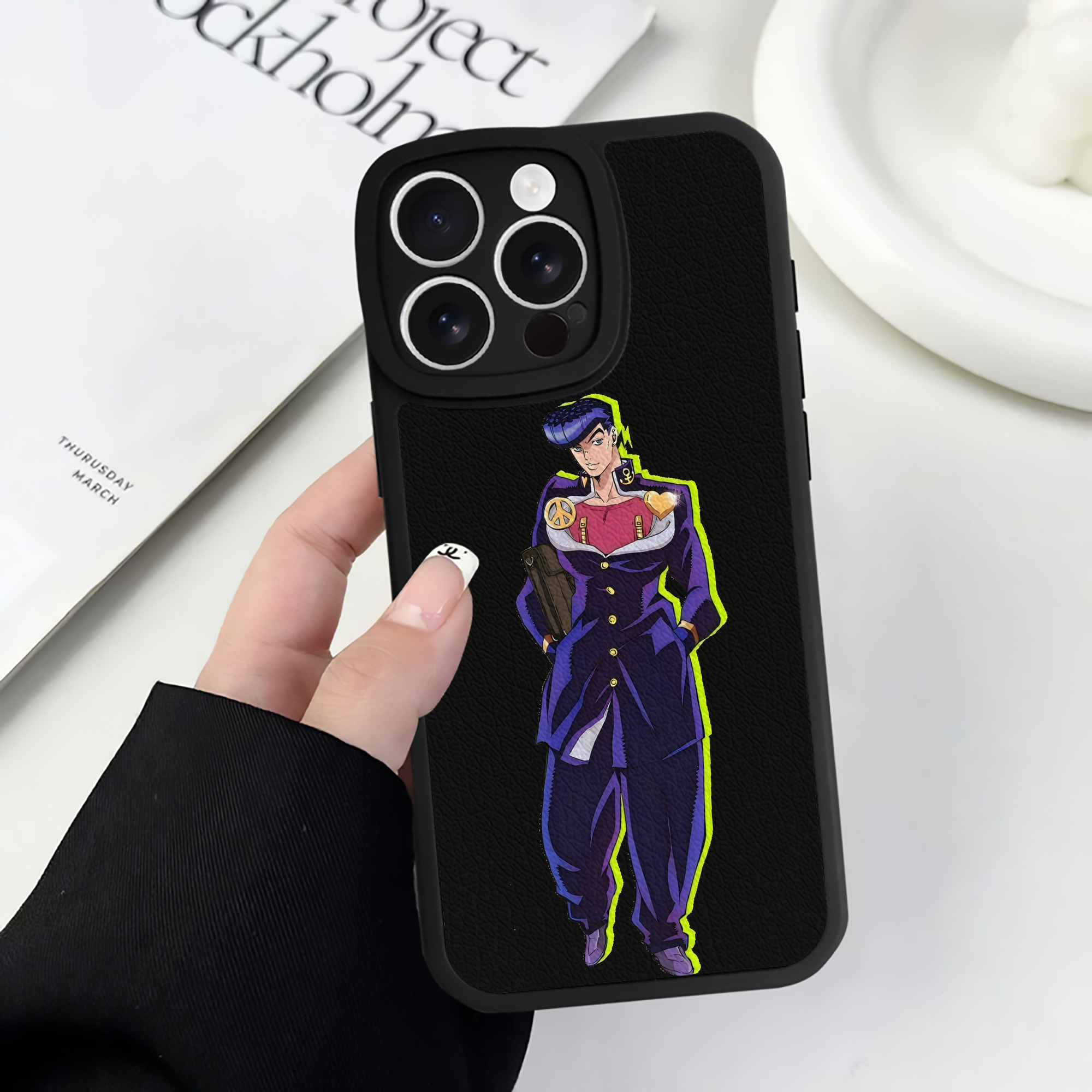 （画像用） ジョジョの奇妙な冒険 ひがしかた じょうすけ JoJo's Bizarre Adventure Higashikata Josuke 【iPhone 16シリーズ対応】シリコンスマホケース（レザー調） 材質：シリコン